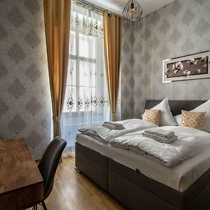 Design 3BDR Apartment in residence, FREE PARKING
